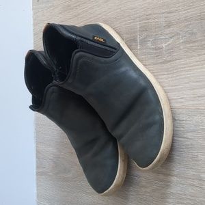 Teva Willow Chelsea Boots, size 6.5